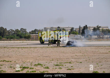 Israel Airport Authority fire truck erlischt ein Brand während einer Demonstration. An der Haifa Flugplatz fotografiert. Stockfoto