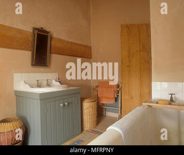 Waschbecken in Holz- Schrank im Landhausstil Badezimmer Set Stockfoto