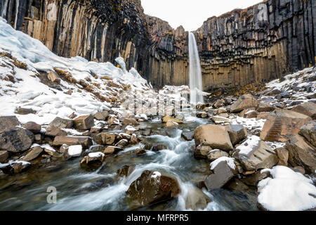 Svartifoss Wasserfall, Schwarz fällt, Fluss Stórilaekur, Basaltsäulen, Nationalpark Skaftafell, Region Süd, Island Stockfoto