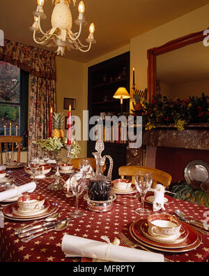 Tabelle für eine Dinner Party in gelb Esszimmer für Weihnachten dekoriert Stockfoto