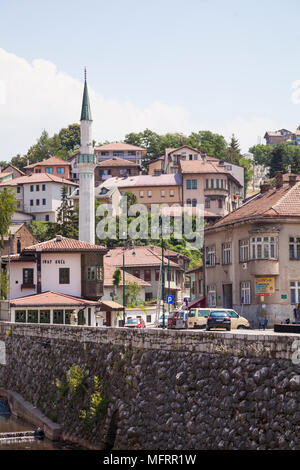 Blick über den Fluss Miljacka in Sarajewo, Bosnien und Herzegowina Stockfoto