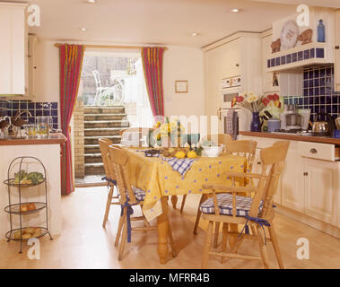 Kiefer Tisch und Stühlen in der Mitte der Küche im Landhausstil Stockfoto