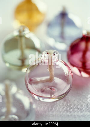 Runde Glas Kerzenständer auf dem Tisch Stockfoto