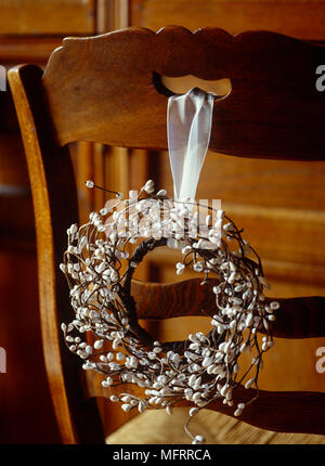 Weihnachten Kranz gebunden der hölzernen Stuhl zurück Stockfoto