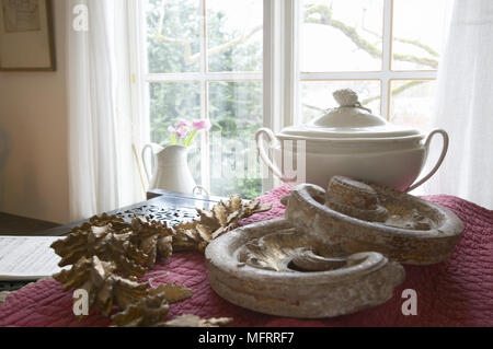 Nahaufnahme Detail der rustikalen Ornamente und China Vase auf roter Decke. Stockfoto