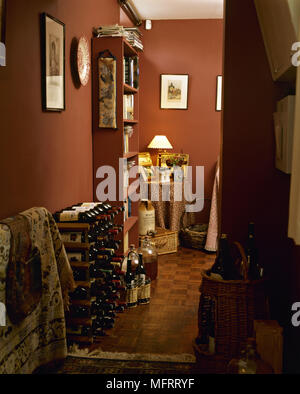 Land roten Flur mit Wine Rack Regal und Parkettboden. Stockfoto