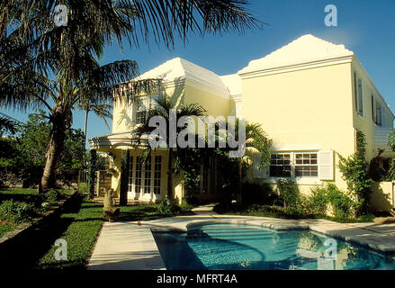 Äußere der Villa mit Swimmingpool im Freien Stockfoto