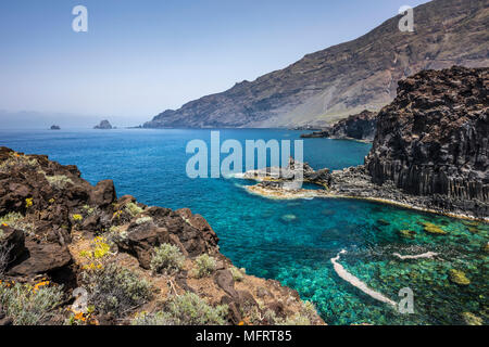 Küste mit schwarzem Lavagestein, vulkanische Landschaft, in der Nähe von Las Puntas, El Golfo, El Hierro, Kanarische Inseln, Spanien Stockfoto