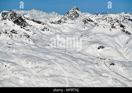 Schneebedeckte Pisten, Blick vom Corvatsch, Corviglia, mit Piz Saluver und Piz Ot, Skigebiet Corvatsch Stockfoto