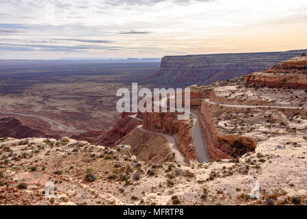 Der Mokee/Moki Dugway windet sich der Seite einer Böschung in Utah Stockfoto