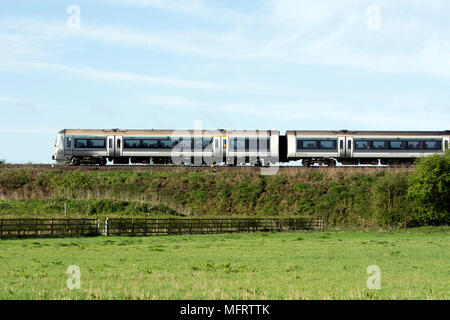 Chiltern Railways Class 168 Diesel Zug, Seitenansicht auf einem Damm, Warwickshire, Großbritannien Stockfoto