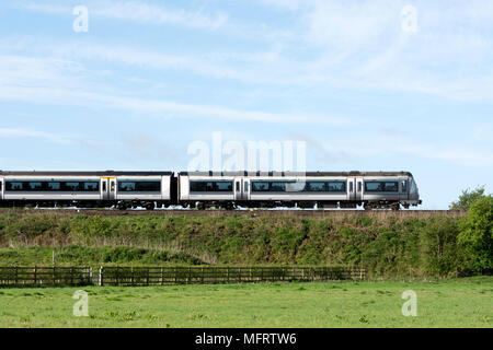 Chiltern Railways Class 168 Diesel Zug, Seitenansicht auf einem Damm, Warwickshire, Großbritannien Stockfoto