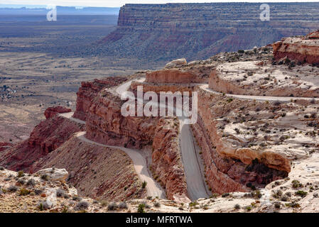 Der Mokee/Moki Dugway windet sich der Seite einer Böschung in Utah Stockfoto