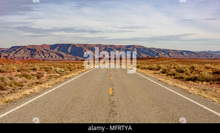 Die Straße, die von der Moki/Mokee Dugway zurück zu uns Route 163 Stockfoto