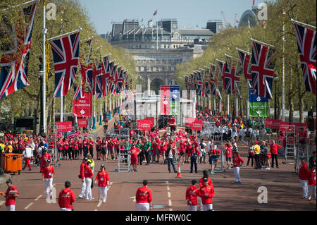 Hinter der Ziellinie auf der Mall am Virgin Money London Marathon 2018 Suchen nach Admiralty Arch, London, UK Stockfoto