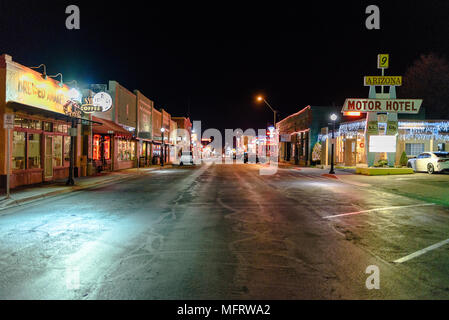 Die Hauptstraße von Williams, Arizona, die letzte Stadt auf der Route 66 durch die Interstate 40 überbrückt Stockfoto