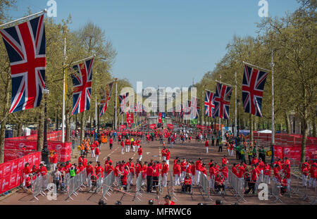 Hinter der Ziellinie auf der Mall am Virgin Money London Marathon 2018 Suchen nach Admiralty Arch, London, UK Stockfoto