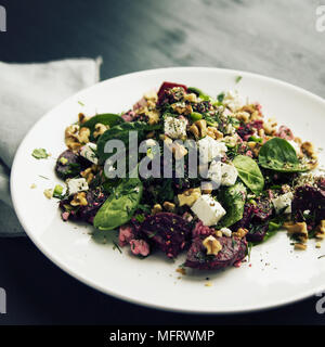 Rote-bete-Salat mit Frischkäse, Baby Spinat und Walnüsse. Europäische Küche. Ökologische Lebensmittel. Vegetarische Vorspeise. Gesunde Lebensweise. Einfache Seite dis Stockfoto