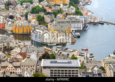 Alesund, Norwegen - Stadt Häuser am Meer - Hintergrund Stockfoto