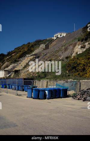 East Cliff Standseilbahn Cliff Lift geschlossen aufgrund einer kürzlich Erdrutsch im Eozän cliff Struktur. Bild zeigt Schäden an Schienen und Klippen. Stockfoto