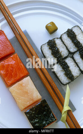 Nahaufnahme von Sushi auf weiße Platte und chop Sticks Stockfoto