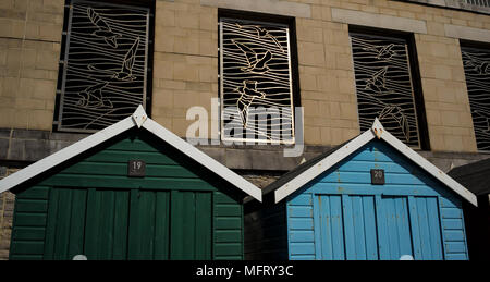 Metal Gate Skulpturen mit Mustern von Möwen fangen die Sonne auf einem Parkplatz in Boscombe beach Bournemouth neben der Strandpromenade Strand Hütten gelegen. Stockfoto