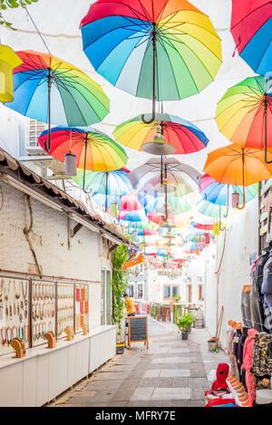 Bunte sonnenschirme Herunterhängen an engen Gassen von Bodrum mit weissen Häusern im griechischen Stil Bodrum Türkei Stockfoto