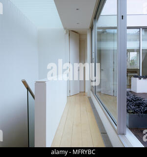 Eine moderne neutral Flur mit Holzböden und Schiebetüren, die Terrasse Stockfoto
