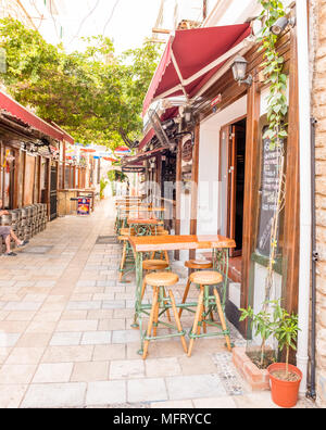 Die engen Gassen von Bodrum mit Cafe, Tisch und Stühlen in Bodrum, Türkei. Am 23. August 2017. Stockfoto