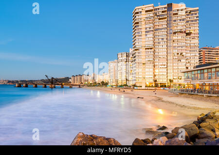Vina del Mar, Region de Valparaiso, Chile - Blick auf Acapulco Beach und Muelle Vergara in der Abenddämmerung. Stockfoto