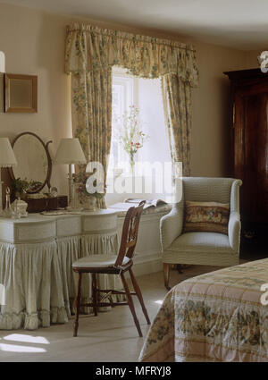 Frisiertisch und weiter auf die gepolsterten Sessel im Landhausstil Schlafzimmer Stockfoto