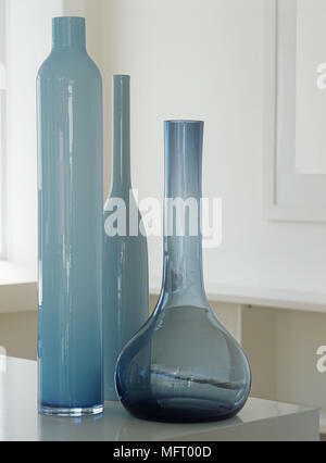 Große blaue Glasflaschen auf der Werkbank Stockfoto