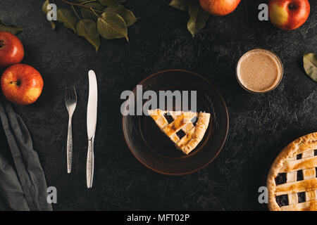 Stück Apfelkuchen auf Platte Stockfoto
