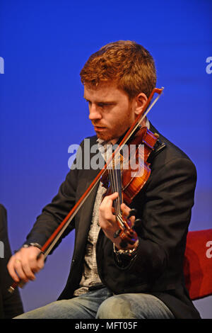 Ross Couper Shetland Scottish Fiddle Player auf der Bühne Mareel Shetland Stockfoto