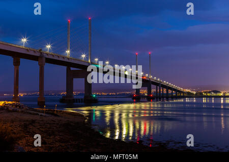 Nachtansicht der Kessock Brücke, Inverness, Schottland, UK. Die Brücke führt die A 9 Trunk Road zwischen der Stadt Inverness und die Black Isle Stockfoto