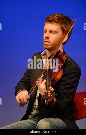 Ross Couper Shetland Scottish Fiddle Player auf der Bühne Mareel Shetland Stockfoto