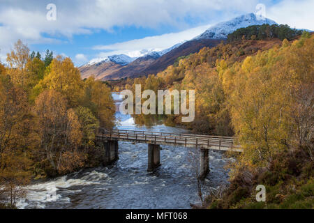 Mit Blick auf den Loch Affric von der Forstverwaltung Fluss Affric Parkplatz im Glen Affric, Schottland, UK. Stockfoto