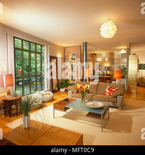 Metall Tisch vor Sofa in moderne offene Wohnzimmer Stockfoto