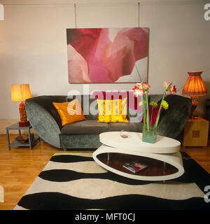 Retro Stil weiß Tisch vor gepolstertes Sofa in der zeitgenössischen Wohnzimmer Stockfoto