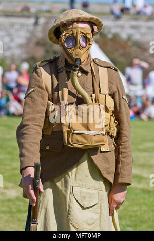 Ersten Weltkrieg re-Enactor in der Uniform der Gordon Highlanders das Tragen einer Gasmaske Stockfoto