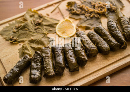 Sie sind meistens frisch von der Rebe abgeholt und gefüllt mit einer Mischung aus Reis, Fleisch und Gewürzen, und dann durch Kochen oder Dämpfen gekocht. Stockfoto