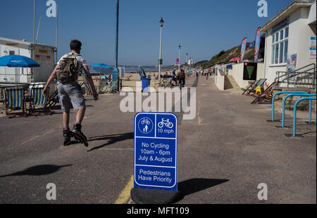 Warnung Kein radfahren Schild vorbei in-line Skater am Strand von Bournemouth öffentlichen Fußweg zum Hotel Southbourne, dass Fußgänger haben Vorfahrt. Stockfoto