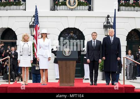 Us-Präsident Donald Trump, rechts, der französische Präsident Emmanuel Längestrich, erste Dame Melania Trump und Brigitte Längestrich, Links, während die offizielle Begrüßungszeremonie auf dem Rasen des Weißen Hauses vom 24. April 2018 in Washington, DC. Längestrich ist auf einem Staatsbesuch in Washington, der erste Präsident seit Trump Amt übernahm. Stockfoto