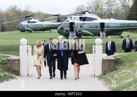 Us-Präsident Donald Trump und First Lady Melania Trump escort französische Präsident Emmanuel Längestrich und Brigitte Längestrich nach per Hubschrauber am Mount Vernon, der Heimat von Präsident George Washington, April 23, 2018 in Mount Vernon, Virginia anreisen. Längestrich ist auf einem Staatsbesuch in Washington, der erste Präsident seit Trump Amt übernahm. Stockfoto