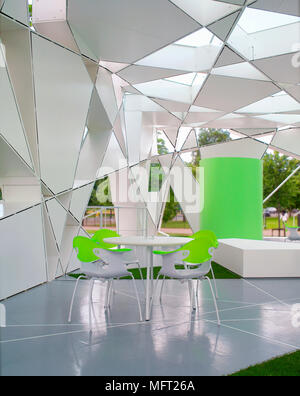 Innenraum des Pavillons von Toyo Ito in der Begründung der Serpentine Gallery im Hyde Park Stockfoto