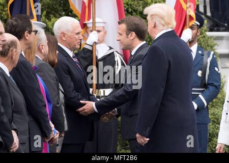 Der französische Präsident Emmanuel Längestrich, Mitte, grüßt Vice President Mike Pence, Links, als US-Präsident Donald Trump sieht bei der formellen Begrüßungszeremonie auf dem Rasen des Weißen Hauses vom 24. April 2018 in Washington, DC. Längestrich ist auf einem Staatsbesuch in Washington, der erste Präsident seit Trump Amt übernahm. Stockfoto