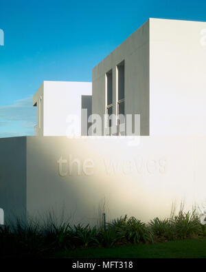 Von außen ein modernes, weiß getünchtes Haus Stockfoto
