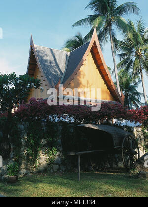 Private Villa auf dem Gelände des Hotels besteht aus einer Sammlung von Salas einzelne Gebäude Palmen Exteriors villas Oriental östlichen Thai Architectur Stockfoto