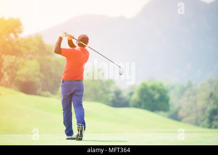 Golfspieler schlagen der Schuß mit dem Club auf Kurs während der Sommerferien, Mann, Golf zu spielen auf einem Golfkurs in der Sonne Stockfoto