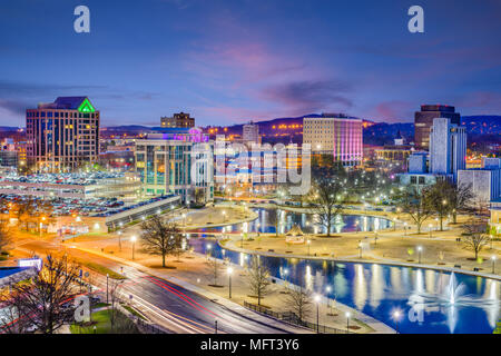 Huntsville, Alabama, USA Park und der Innenstadt Stadtbild in der Dämmerung. Stockfoto